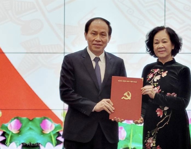 &amp;Ocirc;ng Ch&amp;acirc;u 54 tuổi, qu&amp;ecirc; tỉnh T&amp;acirc;y Ninh, tr&amp;igrave;nh độ tiến sĩ luật. Trước khi về TP Hải Ph&amp;ograve;ng, &amp;ocirc;ng Ch&amp;acirc;u từng c&amp;ocirc;ng t&amp;aacute;c tại Đại học Luật TP HCM, l&amp;agrave;m chuy&amp;ecirc;n vi&amp;ecirc;n rồi Vụ trưởng, Trưởng cơ quan đại diện, Cục trưởng C&amp;ocirc;ng t&amp;aacute;c ph&amp;iacute;a Nam của Bộ Tư ph&amp;aacute;p tại TP HCM, ki&amp;ecirc;m Hiệu trưởng trường Trung cấp Luật Vị Thanh