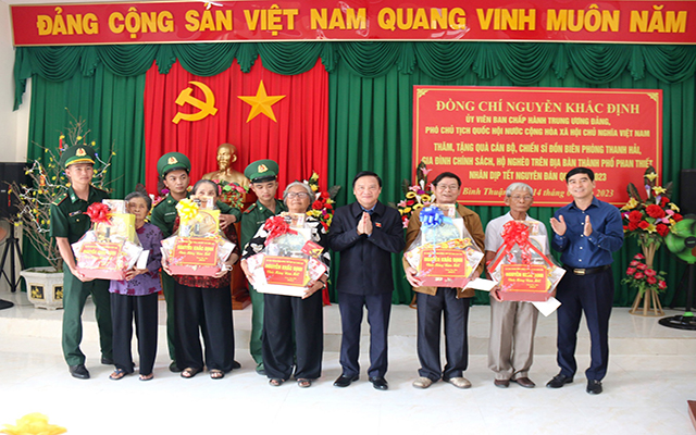 Đo&amp;agrave;n đ&amp;atilde; đến thăm tặng qu&amp;agrave; c&amp;aacute;n bộ, chiến sỹ Đồn Bi&amp;ecirc;n ph&amp;ograve;ng Thanh Hải, gia đ&amp;igrave;nh ch&amp;iacute;nh s&amp;aacute;ch, hộ ngh&amp;egrave;o tr&amp;ecirc;n địa b&amp;agrave;n th&amp;agrave;nh phố Phan Thiết; thăm tặng qu&amp;agrave; c&amp;ocirc;ng nh&amp;acirc;n tại Khu c&amp;ocirc;ng nghiệp Phan Thiết