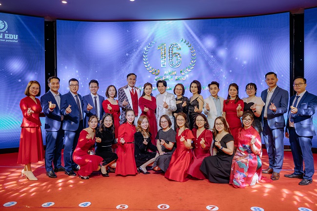 Ban l&amp;atilde;nh đạo Ocean Edu c&amp;ugrave;ng c&amp;aacute;c chi nh&amp;aacute;nh chụp ảnh lưu niệm c&amp;ugrave;ng nam ca sĩ Đan Trường