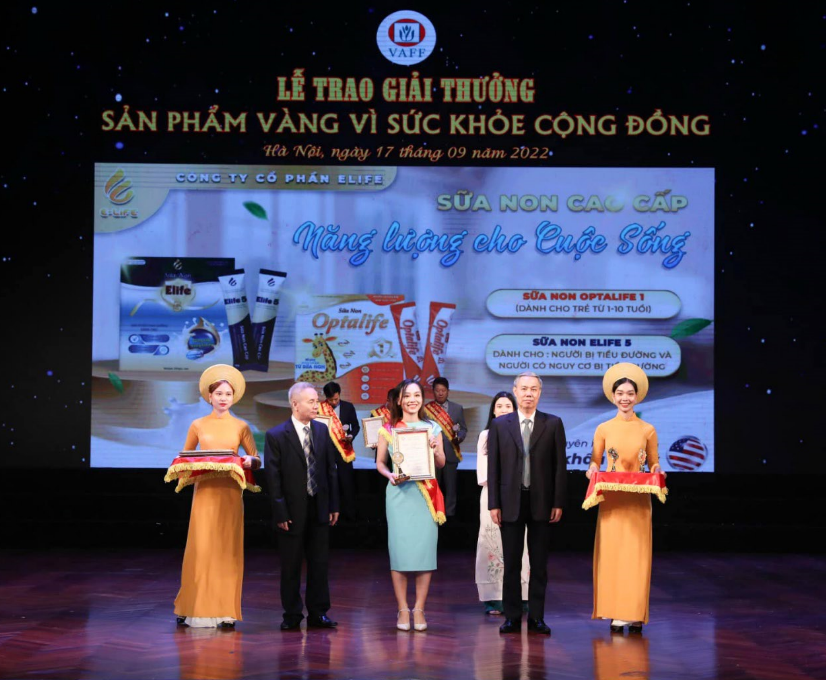 Doanh nh&amp;acirc;n Nguyễn Thảo Linh đại diện c&amp;ocirc;ng ty nhận Giải thưởng