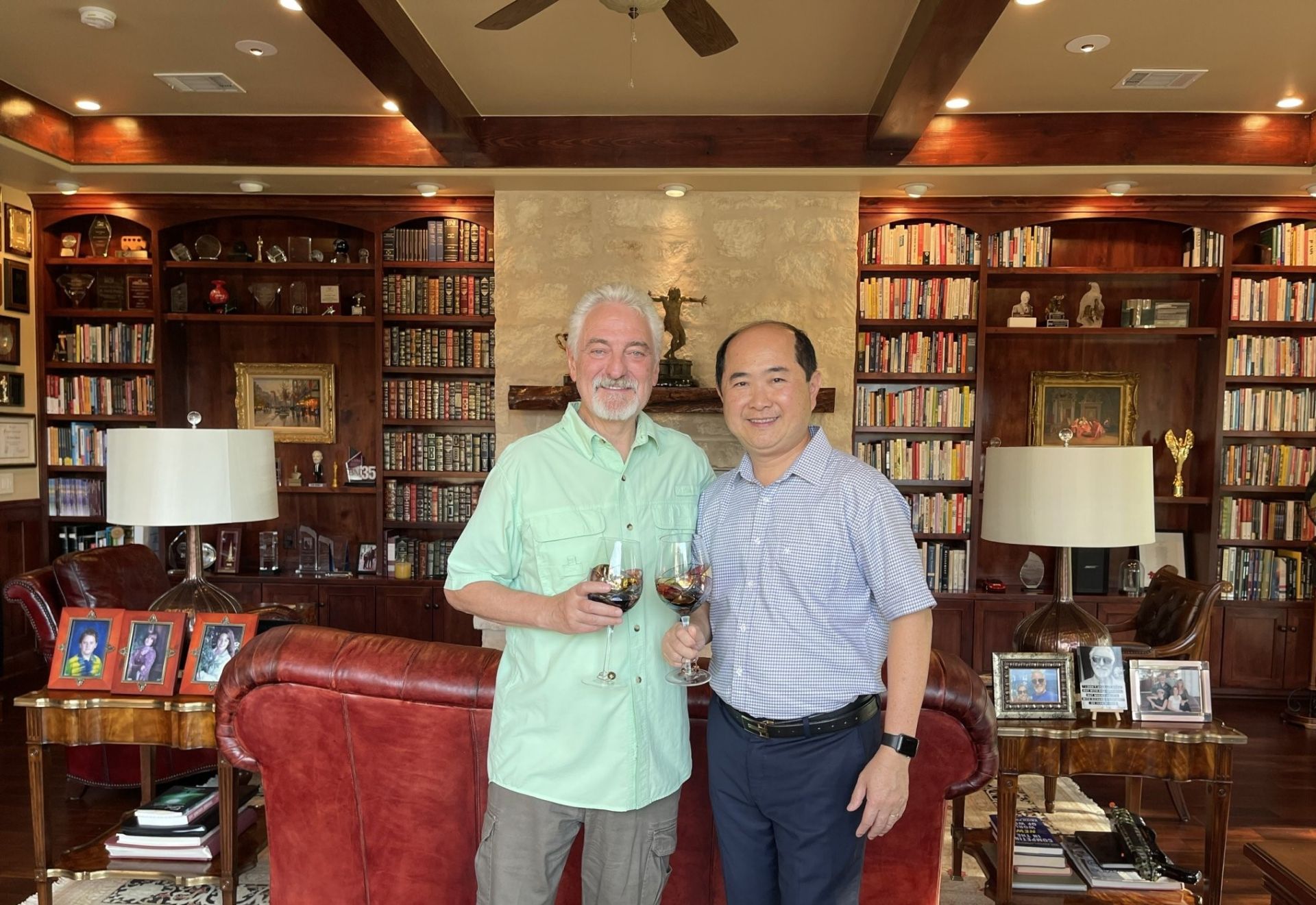 Chủ tịch BNI Việt Nam Hồ Quang Minh v&amp;agrave; Nh&amp;agrave; s&amp;aacute;ng lập BNI Tiến sĩ Ivan Misner tại ph&amp;ograve;ng l&amp;agrave;m việc của Tiến sĩ