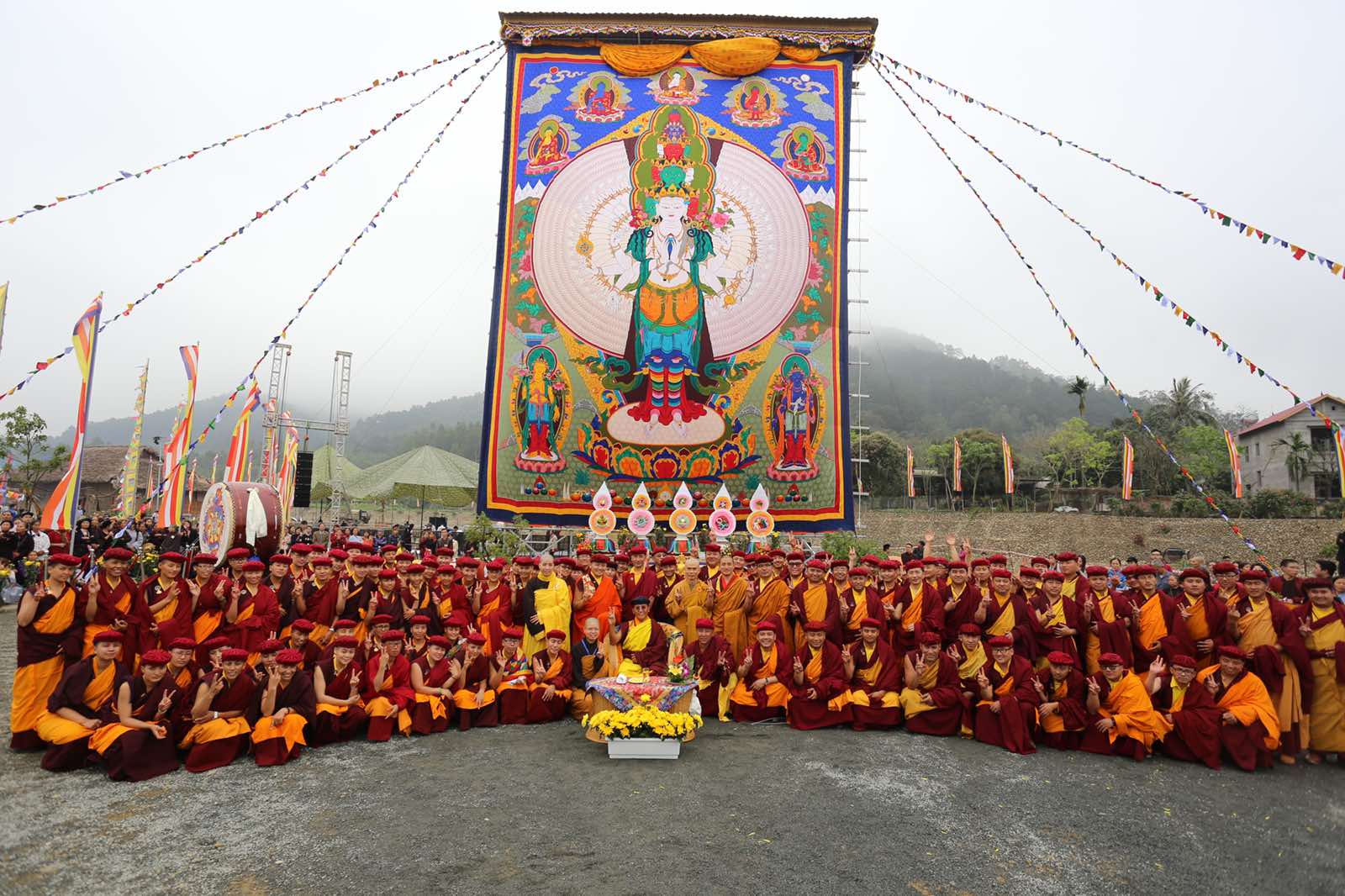 Ảnh: Bức Đại Thongdrol  - tranh Phật Quan &amp;Acirc;m Thi&amp;ecirc;n Thủ Thi&amp;ecirc;n Nh&amp;atilde;n th&amp;ecirc;u tr&amp;ecirc;n gấm cao cấp c&amp;oacute; k&amp;iacute;ch thước khổng lồ - 12 x16 m&amp;eacute;t, hiện vẫn giữ Kỷ lục Việt Nam cho bức tranh Phật lớn nhất