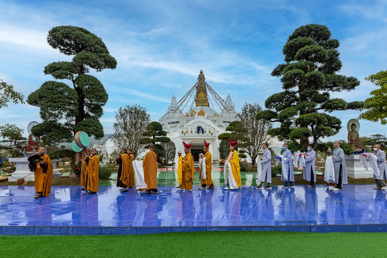 Ảnh: Lễ rước bảo b&amp;igrave;nh yểm t&amp;acirc;m bảo th&amp;aacute;p trường thọ Namgyalma, một c&amp;ocirc;ng tr&amp;igrave;nh trong quần thể danh thắng Đại Bảo th&amp;aacute;p Mandala T&amp;acirc;y Thi&amp;ecirc;n