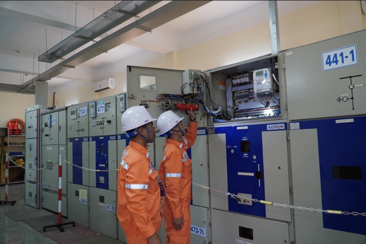 8377 C&amp;ocirc;ng nh&amp;acirc;n Điện lực B&amp;igrave;nh Li&amp;ecirc;u kiểm tra nhiệt độ MBA tại trạm biến &amp;aacute;p B&amp;igrave;nh Li&amp;ecirc;u 8