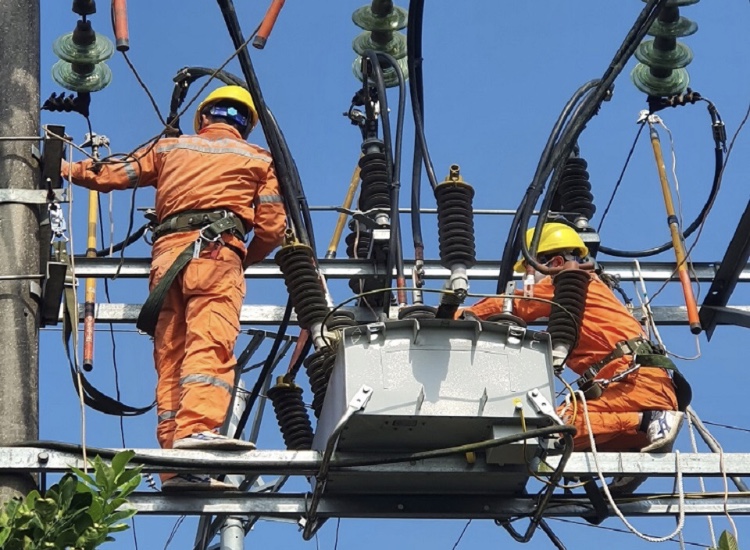 bảo dưỡng dao c&amp;aacute;ch ly v&amp;agrave; m&amp;aacute;y cắt tr&amp;ecirc;n ĐZ 373E5.6