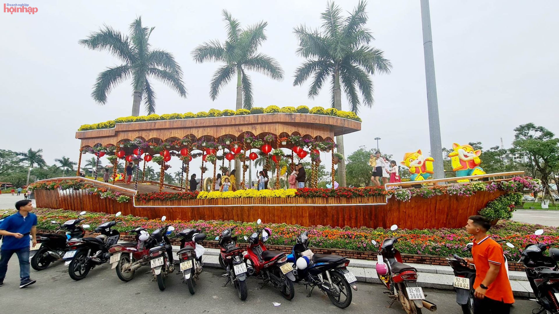 Người d&amp;acirc;n v&amp;agrave; du kh&amp;aacute;ch th&amp;iacute;ch th&amp;uacute; khi tham quan, check in tại Quảng trường 24/3 (TP.Tam Kỳ