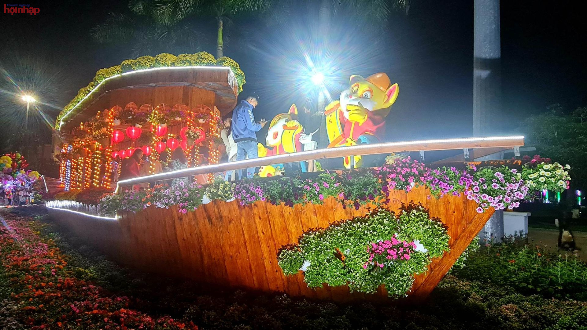 C&amp;aacute;c tiểu cảnh, trang tr&amp;iacute; hoa tươi ở đ&amp;acirc;y rất đẹp v&amp;agrave; ấn tượng, đặc biệt chiếc thuyền chiếc thuyền rất đẹp mắt v&amp;agrave; gần gũi gắn liền với cuộc sống hằng ng&amp;agrave;y của n&amp;ocirc;ng d&amp;acirc;n l&amp;agrave;ng qu&amp;ecirc; xứ Quảng