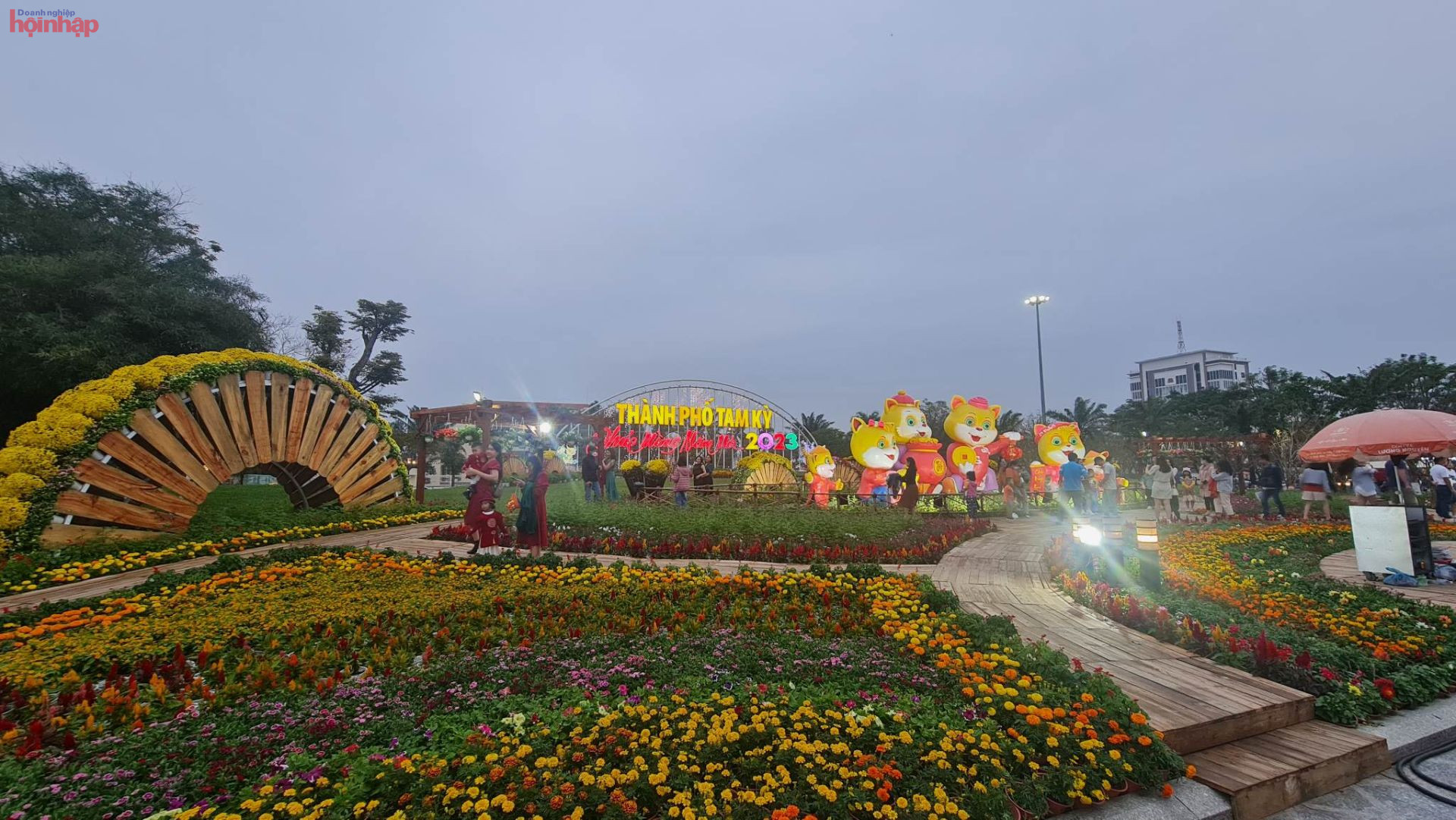 Rất nhiều người d&amp;acirc;n v&amp;agrave; dua kh&amp;aacute;ch c&amp;ugrave;ng c&amp;aacute;c em học sinh đi tham quan, check in tại đ&amp;acirc;y để ghi lại những h&amp;igrave;nh ảnh đẹp