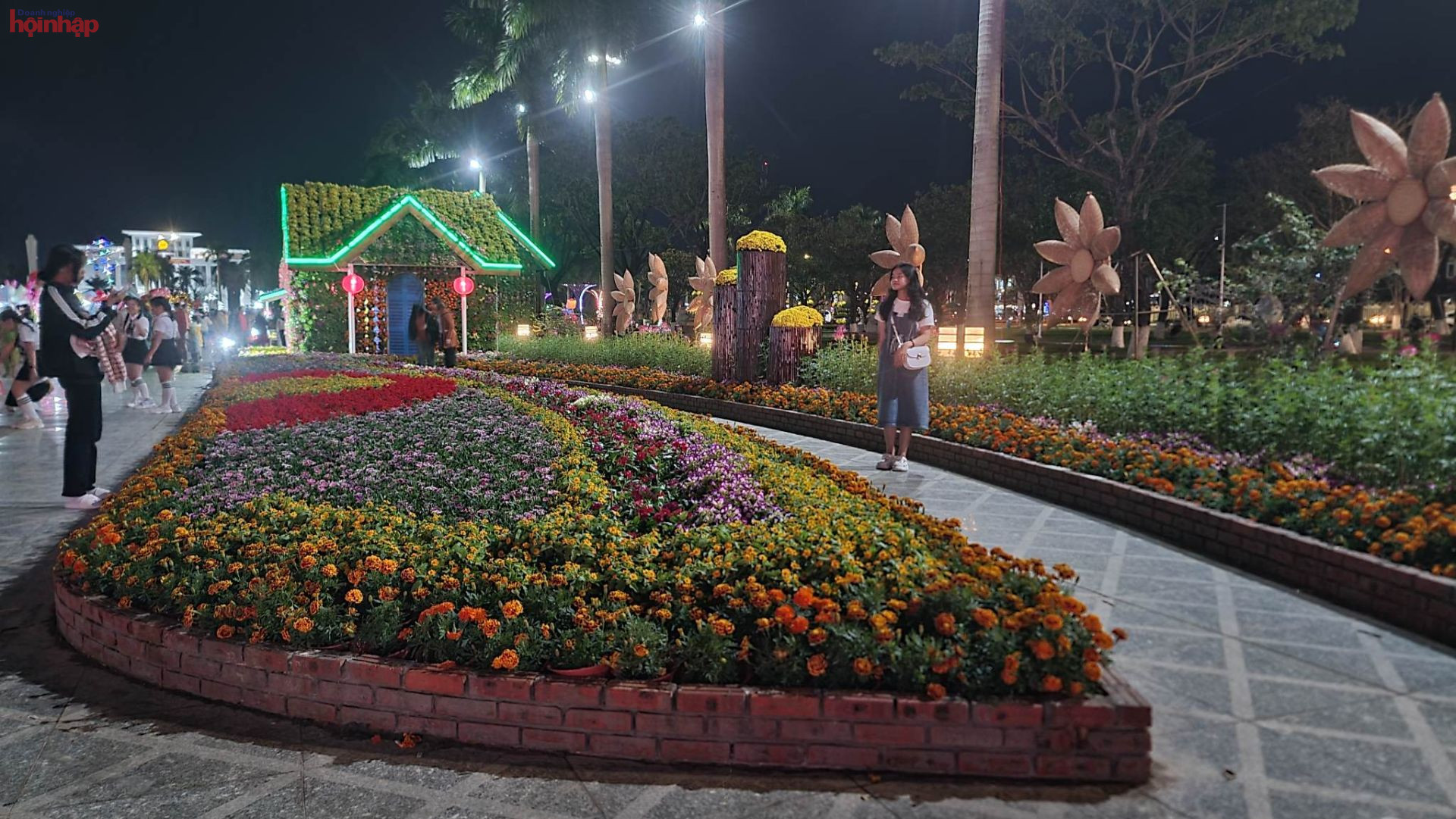 Cảm nhận của người d&amp;acirc;n v&amp;agrave; du kh&amp;aacute;ch, Quảng trường 24/3 trang tr&amp;iacute; nhiều loại hoa, tiểu cảnh v&amp;agrave; linh vật con m&amp;egrave;o rất đẹp.