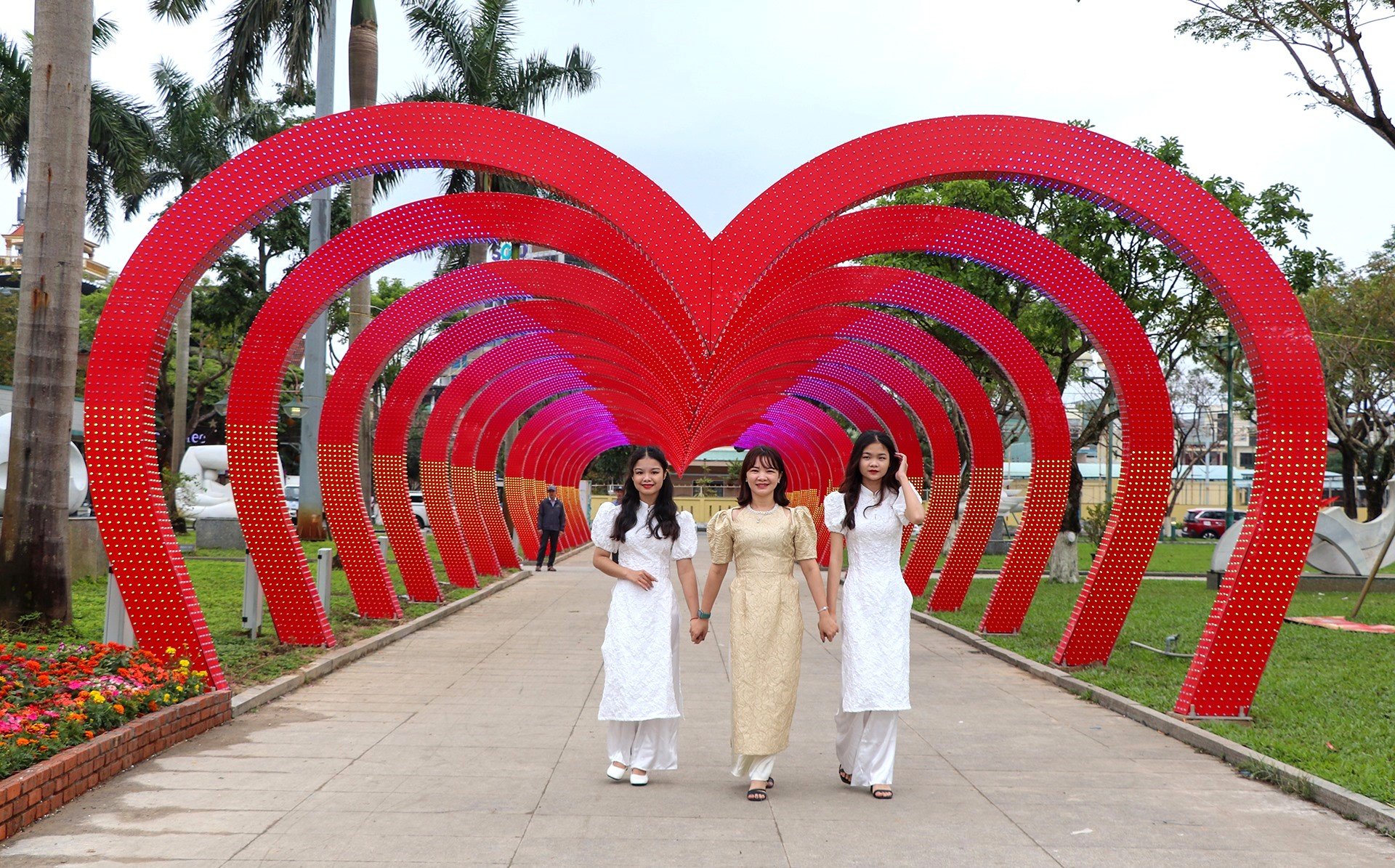 B&amp;ecirc;n cạnh đ&amp;oacute;, con đường tr&amp;aacute;i tim&amp;rdquo; với nhiều &amp;aacute;nh s&amp;aacute;ng, sắc m&amp;agrave;u kh&amp;aacute;c nhau. Đ&amp;acirc;y l&amp;agrave; địa điểm l&amp;yacute; tưởng d&amp;agrave;nh cho c&amp;aacute;c gia đ&amp;igrave;nh, bạn trẻ chụp h&amp;igrave;nh.