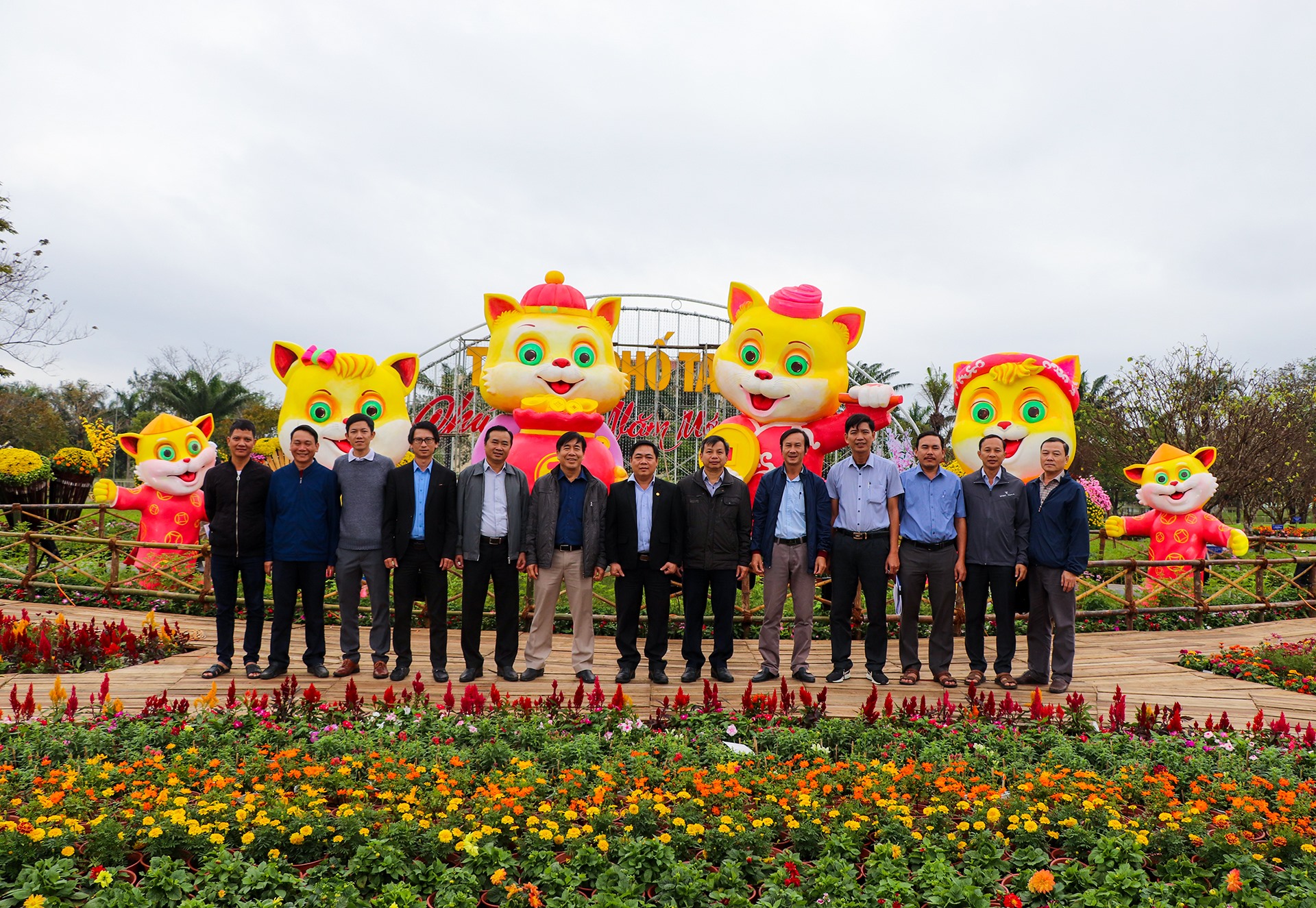 Trước đ&amp;oacute;, ng&amp;agrave;y 19/1, l&amp;atilde;nh đạo TP.Tam Kỳ cũng đ&amp;atilde; c&amp;oacute; mặt kiểm tra c&amp;ocirc;ng việc trang tr&amp;iacute; xu&amp;acirc;n tại Quảng trường 24/3.