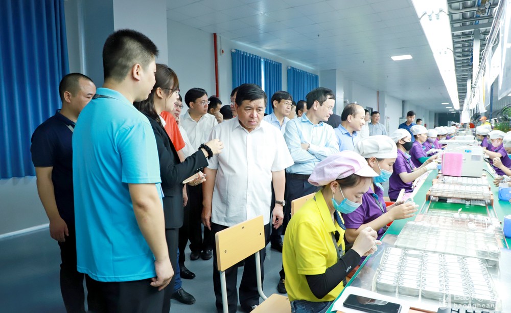 Bộ trưởng Nguyễn Ch&amp;iacute; Dũng nghe giới thiệu về d&amp;acirc;y chuyền sản xuất tại nh&amp;agrave; m&amp;aacute;y của C&amp;ocirc;ng ty LuxShare ICT đầu tư tại VSIP Nghệ An. Ảnh: Th&amp;agrave;nh Duy