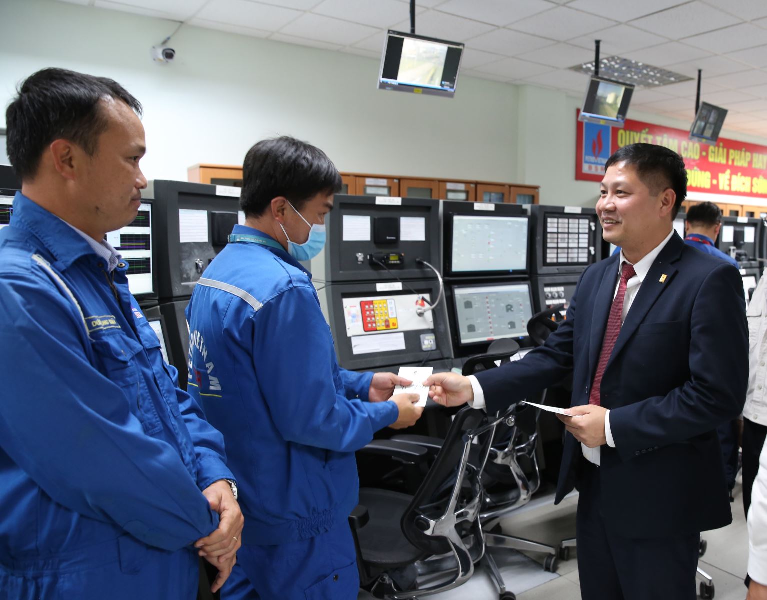 Tổng Gi&amp;aacute;m đốc BSR B&amp;ugrave;i Ngọc Dương động vi&amp;ecirc;n, l&amp;igrave; x&amp;igrave; anh em kỹ sư vận h&amp;agrave;nh tại Ph&amp;ograve;ng Điều khiển Trung t&amp;acirc;m