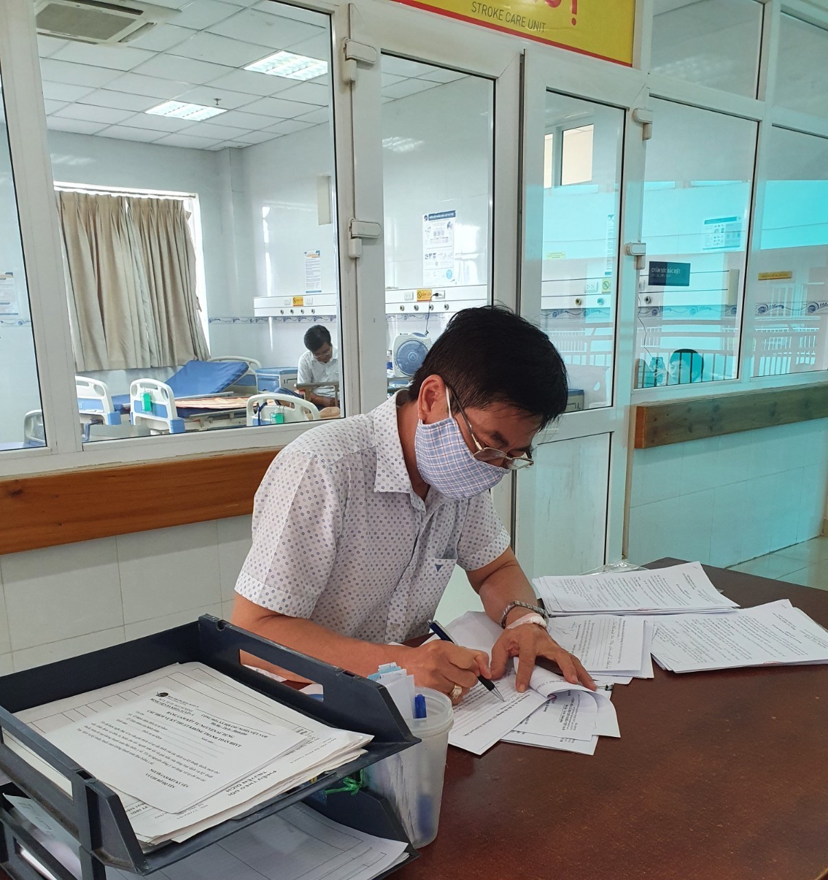 &amp;Ocirc;ng Nguyễn C&amp;ocirc;ng Trung nằm viện nhưng vẫn cố gắng t&amp;iacute;nh to&amp;aacute;n c&amp;aacute;c con số trong 7 hồ sơ được bồi thường do bị t&amp;ugrave; oan để tranh thủ cho người bị oan được bồi thường nhanh ch&amp;oacute;ng