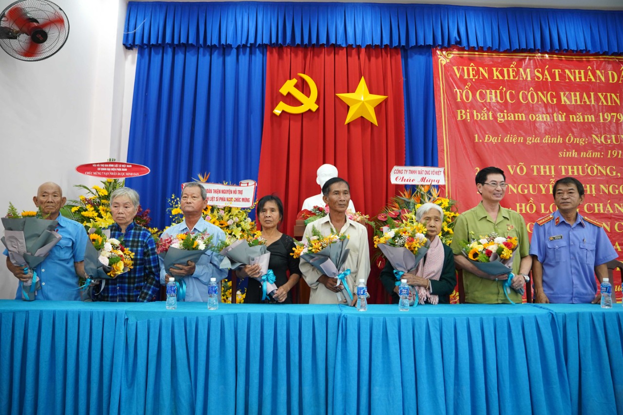 &amp;Ocirc;ng Nguyễn C&amp;ocirc;ng Trung v&amp;agrave; c&amp;aacute;c người bị t&amp;ugrave; oan tại buổi Lễ xin lỗi ở T&amp;acirc;y Ninh.