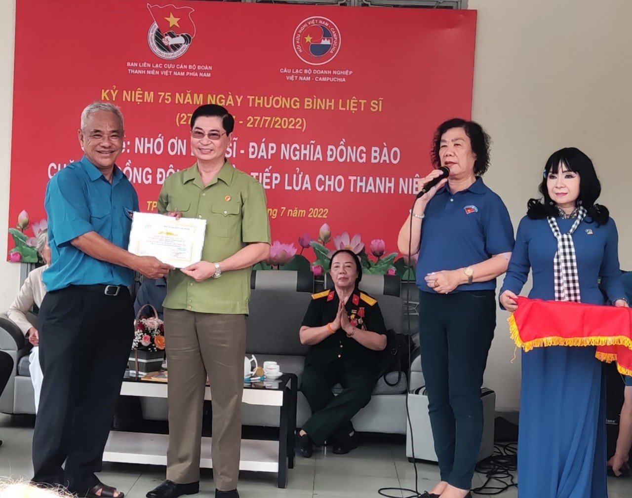 TS. L&amp;ecirc; Hồng Li&amp;ecirc;m (b&amp;ecirc;n tr&amp;aacute;i) - Ph&amp;oacute; Chủ tịch Thường trực ph&amp;iacute;a Nam Hội Hữu nghị Việt Nam -Campuchia, Trưởng Ban Li&amp;ecirc;n lạc Cựu C&amp;aacute;n bộ Đo&amp;agrave;n Thanh ni&amp;ecirc;n Việt Nam ph&amp;iacute;a Nam, trao tặng Giấy khen đến Anh Nguyễn C&amp;ocirc;ng Trung c&amp;oacute; đ&amp;oacute;ng g&amp;oacute;p t&amp;iacute;ch cực trong việc hỗ trợ trẻ em bị mồ c&amp;ocirc;i do dịch Covid-19.