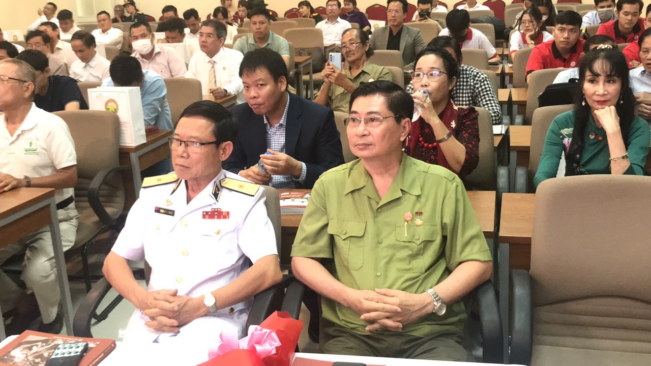 &amp;Ocirc;ng Nguyễn C&amp;ocirc;ng Trung v&amp;agrave; Chuẩn đ&amp;ocirc; đốc Ng&amp;ocirc; Văn Ph&amp;aacute;t - Nguy&amp;ecirc;n Ch&amp;iacute;nh uỷ Bộ Tư lệnh V&amp;ugrave;ng 5 Hải qu&amp;acirc;n tại Buổi ra mắt Ban vận động th&amp;agrave;nh lập CLB Tr&amp;aacute;i tim người l&amp;iacute;nh miền T&amp;acirc;y