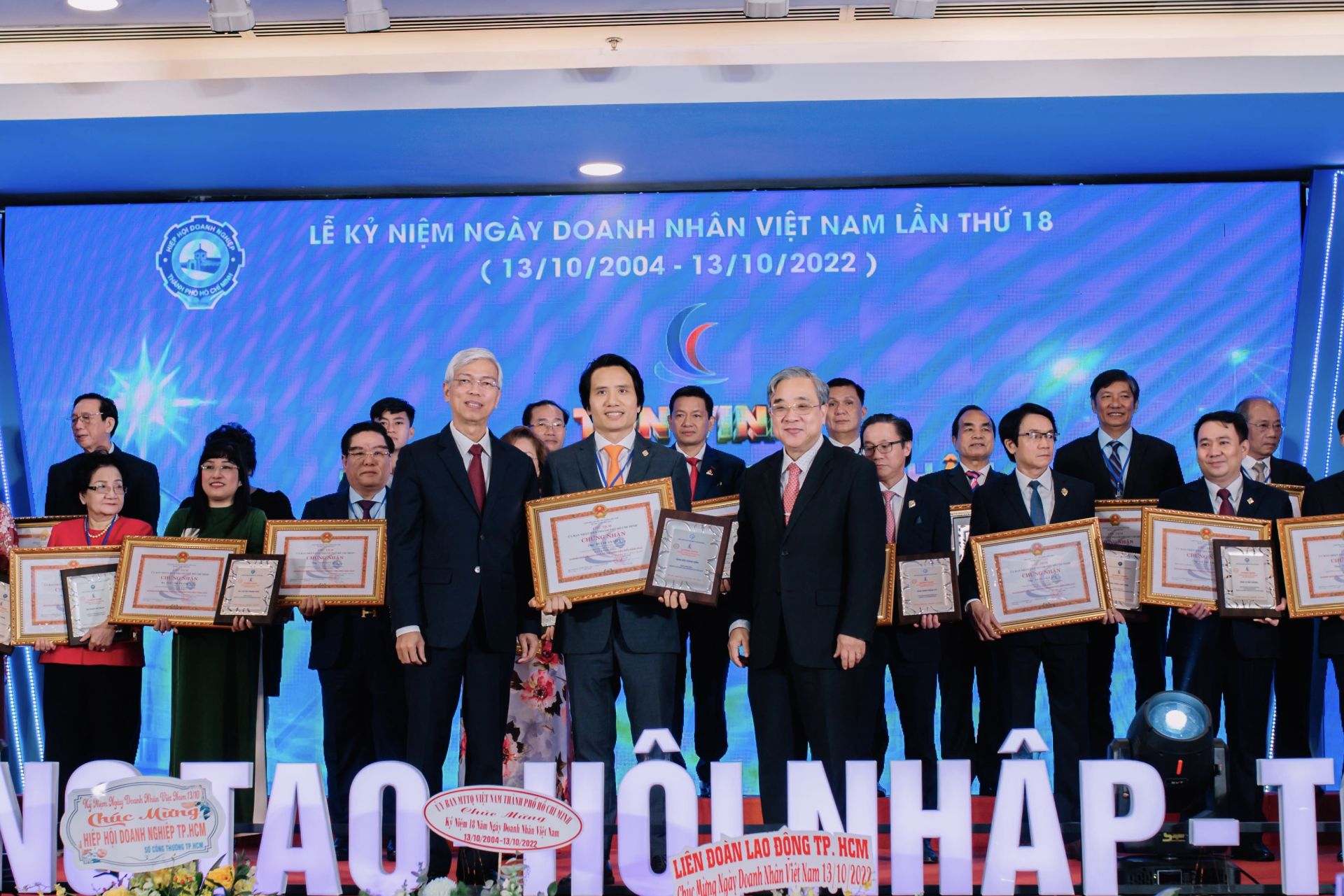 &amp;Ocirc;ng B&amp;ugrave;i Xu&amp;acirc;n Hiền(đứng giữa h&amp;agrave;ng đầu) - CT SouthernHomes Việt Nam nhận bằng khen &amp;ldquo;Doanh nh&amp;acirc;n ti&amp;ecirc;u biểu 2022&amp;rdquo; - do UBND TPHCM trao tặng.