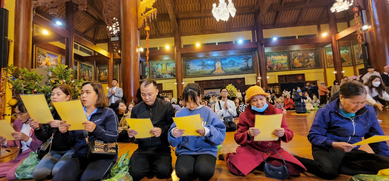 Th&amp;agrave;nh t&amp;acirc;m niệm Phật cầu một năm mới sức khỏe b&amp;igrave;nh an người người hướng thiện