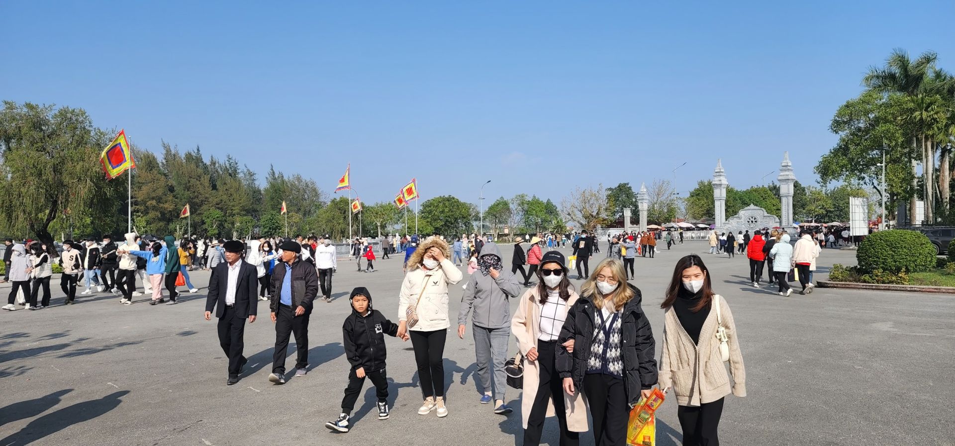 Tại khu di t&amp;iacute;ch quốc gia đặc biệt Trạng tr&amp;igrave;nh Nguyễn Bỉnh Khi&amp;ecirc;m h&amp;agrave;ng vạn du kh&amp;aacute;ch đổ về lễ cụ trong ng&amp;agrave;y khai b&amp;uacute;t