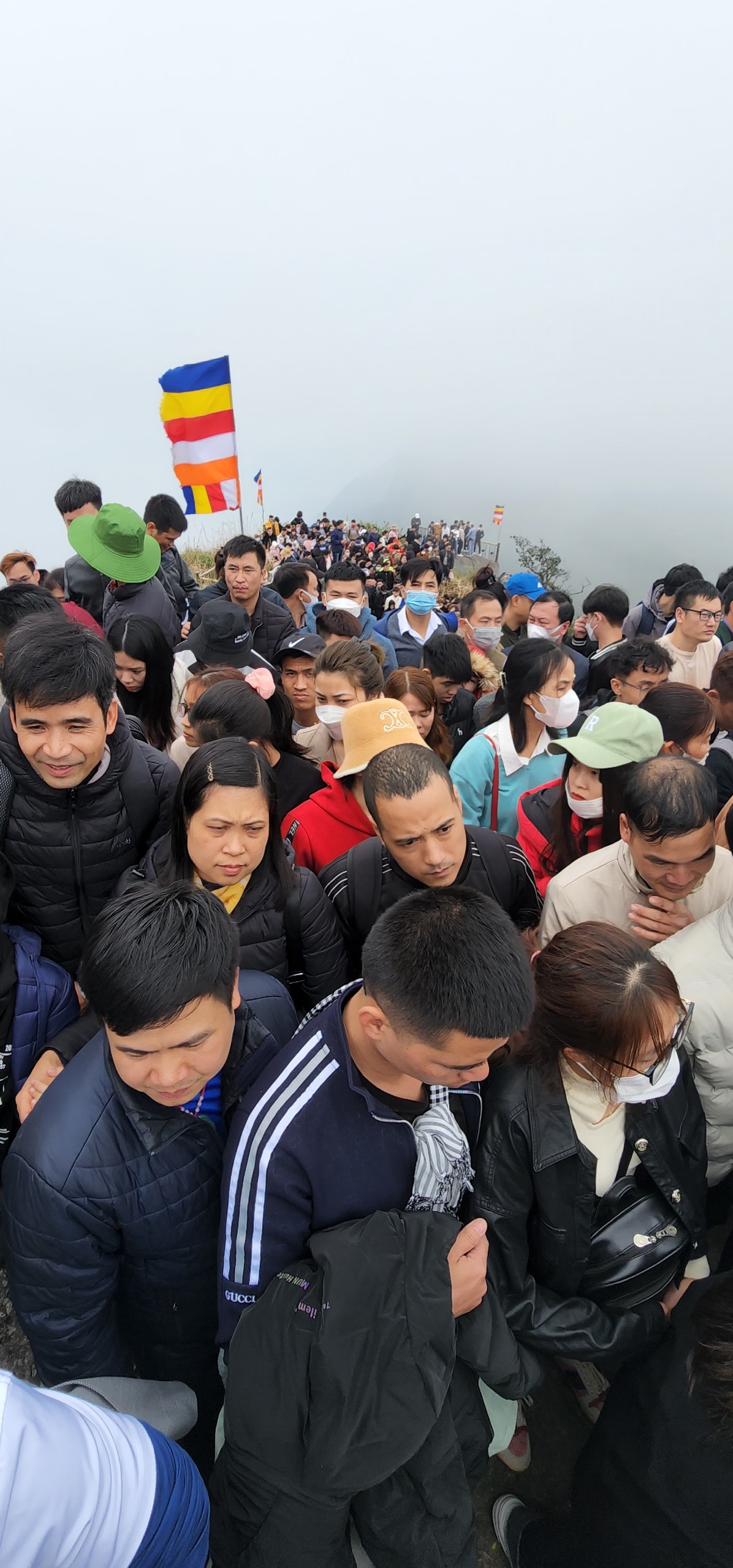 Trư mồng 5 h&amp;agrave;ng vạn người nh&amp;iacute;ch cả tiếng để được b&amp;aacute;i Phật tr&amp;ecirc;n đỉnh thi&amp;ecirc;ng Y&amp;ecirc;n Tử