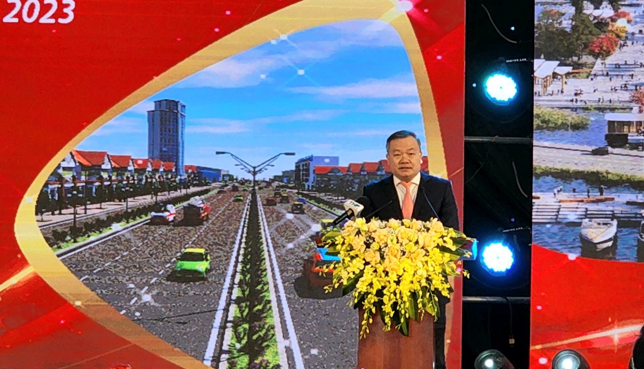 Phó Giám đốc Sở Giao thông vận tải thành phố Phan Viết Điện phát biểu tại Lễ Khởi công. Phó Giám đốc Sở Giao thông vận tải thành phố Phan Viết Điện phát biểu tại Lễ Khởi công.