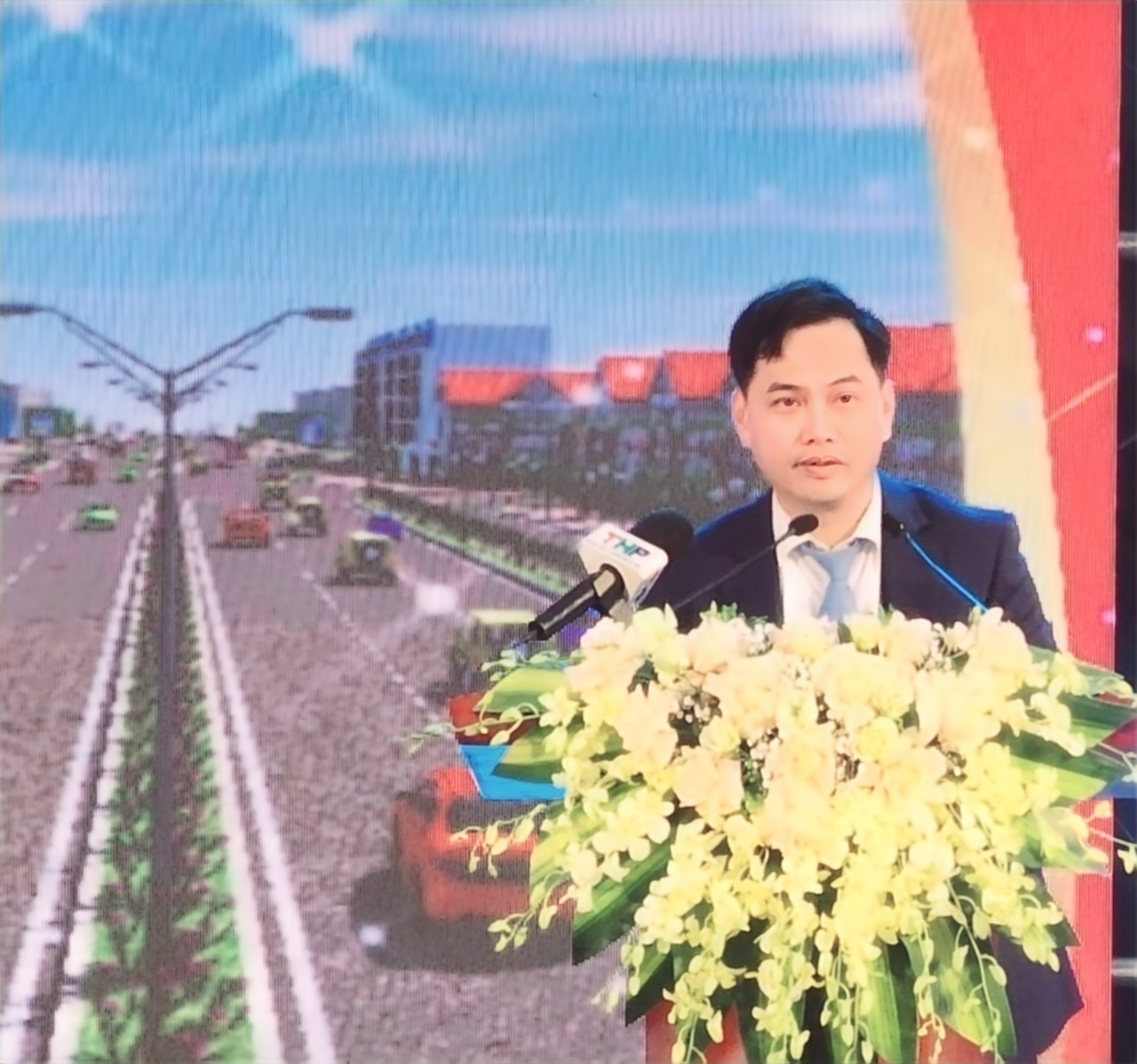 Vinh dự đại diện liên danh nhà thầu ông Đinh Văn Hội phát biểu Vinh dự đại diện liên danh nhà thầu ông Đinh Văn Hội phát biểu