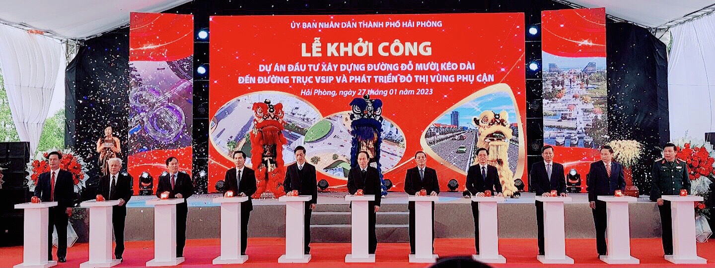 Các đồng chí lãnh đạo thành phố nhấn nút phát lệnh Khởi công Dự án. Các đồng chí lãnh đạo thành phố nhấn nút phát lệnh Khởi công Dự án.
