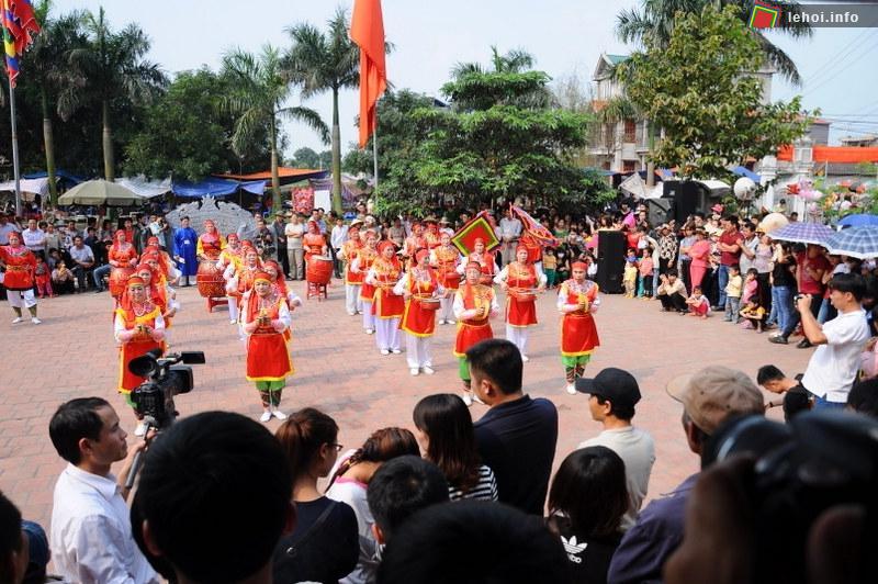 Đ&amp;ocirc;ng đảo du kh&amp;aacute;ch thập phương tham dự Lễ hội K&amp;eacute;n rể.