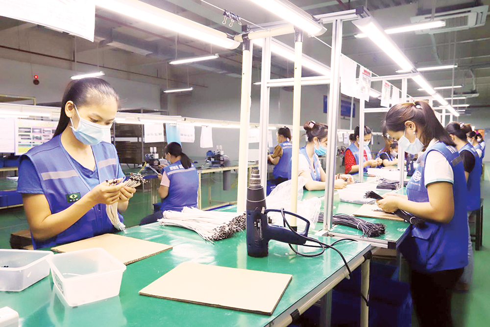 Công nhân Công ty TNHH Hwa Sung Vina - Khu công nghiệp Cẩm Khê Công nhân Công ty TNHH Hwa Sung Vina - Khu công nghiệp Cẩm Khê