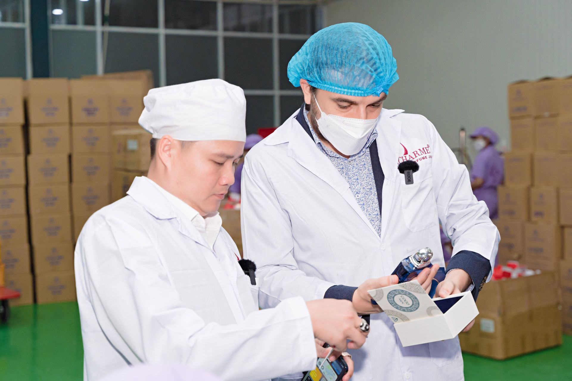 V&amp;otilde; Sỹ Đạt c&amp;ugrave;ng cộng sự của m&amp;igrave;nh,