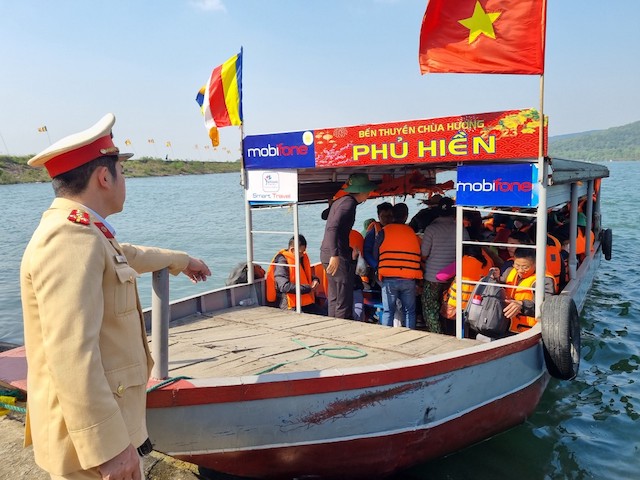 Lực lượng chức năng c&amp;oacute; mặt từ sớm để nhắc nhở c&amp;aacute;c thuyển chở đ&amp;uacute;ng số lượng người v&amp;agrave; mặc &amp;aacute;o phao theo quy định