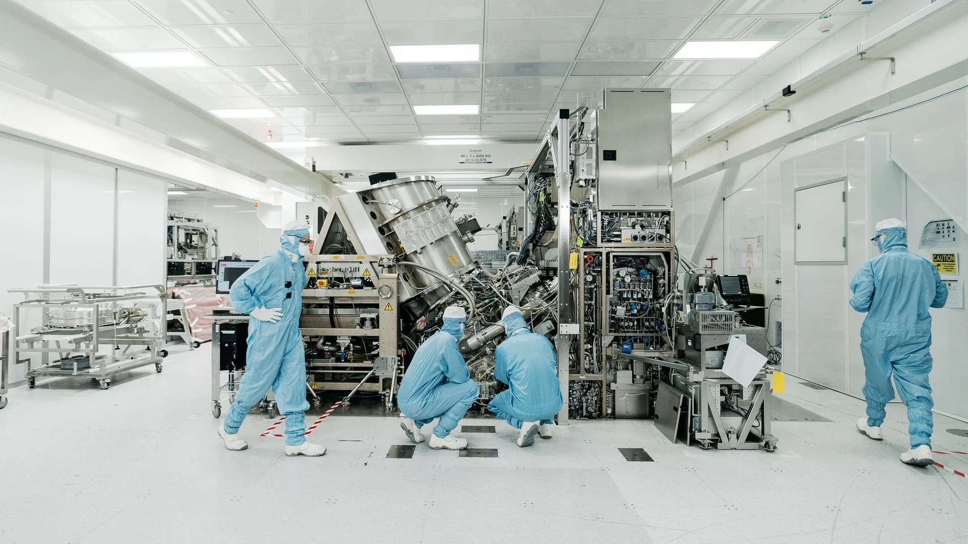 ASML, nh&amp;agrave; cung cấp thiết bị cho c&amp;aacute;c nh&amp;agrave; sản xuất chip, đ&amp;atilde; bị hạn chế b&amp;aacute;n c&amp;aacute;c c&amp;ocirc;ng cụ ti&amp;ecirc;n tiến nhất của m&amp;igrave;nh cho Trung Quốc kể từ năm 2019
