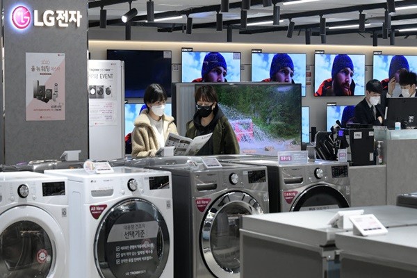 LG Electronics cho biết lợi nhuận hoạt động trong qu&amp;yacute; 4/2022 của họ đ&amp;atilde; giảm hơn 90% do nhu cầu về thiết bị gia dụng giảm,