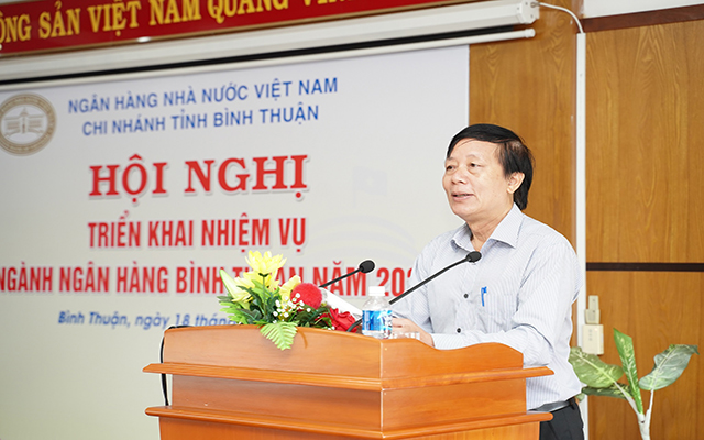 Ph&amp;oacute; Gi&amp;aacute;m đốc NHNN tỉnh Phạm Văn Trịnh b&amp;aacute;o c&amp;aacute;o tại hội nghị