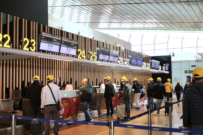 H&amp;agrave;nh kh&amp;aacute;ch l&amp;agrave;m thủ tục check-in tại S&amp;acirc;n bay quốc tế V&amp;acirc;n Đồn