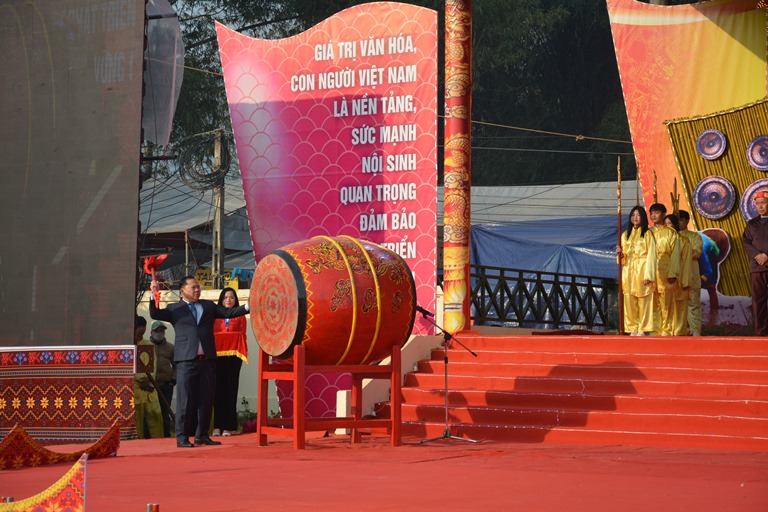 &amp;Ocirc;ng Nguyễn Phi Long, Ủy vi&amp;ecirc;n dự khuyết Trung ương Đảng, B&amp;iacute; thư Tỉnh ủy H&amp;ograve;a B&amp;igrave;nh đ&amp;aacute;nh trống khai hội