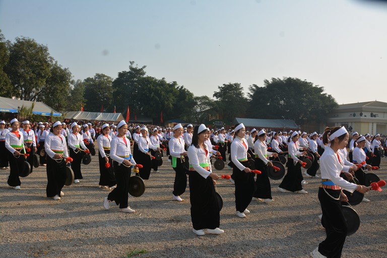 500 diễn vi&amp;ecirc;n, nghệ nh&amp;acirc;n chi&amp;ecirc;ng Mường biểu diễn m&amp;agrave;n h&amp;ograve;a tấu Chi&amp;ecirc;ng Mường