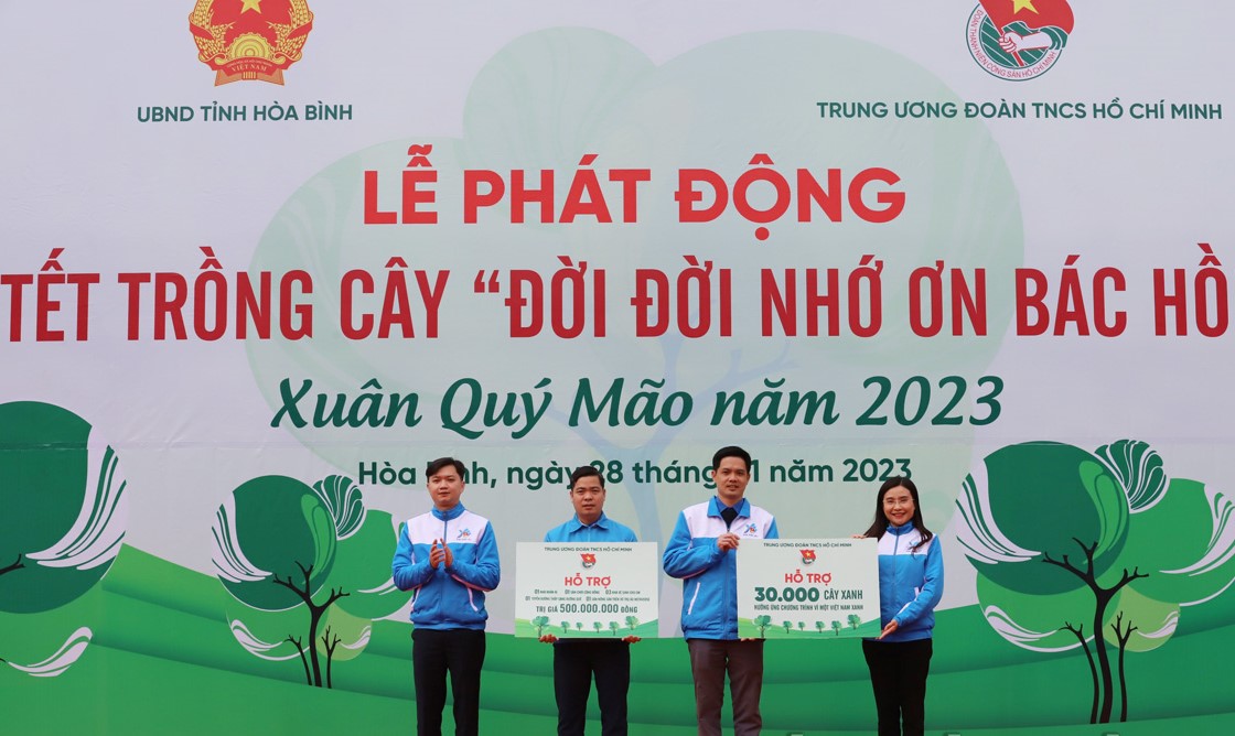 Đại diện Trung ương Đo&amp;agrave;n TNCS Hồ Ch&amp;iacute; Minh trao tặng 30.000 c&amp;acirc;y xanh, 10 tỷ đồng từ nguồn vốn 120. cho tỉnh Ho&amp;agrave; B&amp;igrave;nh.