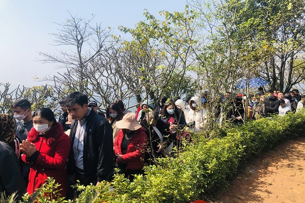 Du kh&amp;aacute;ch khi đến huyệt đạo, nam đi 7 v&amp;ograve;ng, nữ đi 9 v&amp;ograve;ng xung quanh sẽ c&amp;oacute; được may mắn trong năm.