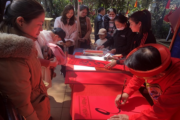 Tục xin chữ may mắn đầu năm tại Đền Nưa- Am Ti&amp;ecirc;n