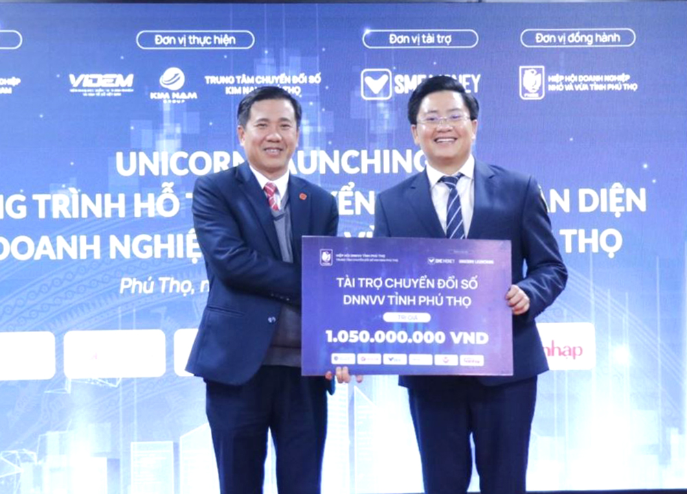 Viện Quản trị doanh nghiệp v&amp;agrave; Kinh tế số Việt Nam trao biểu trưng g&amp;oacute;i t&amp;agrave;i trợ chuyển đổi số cho Hiệp hội doanh nghiệp vừa v&amp;agrave; nhỏ tỉnh.