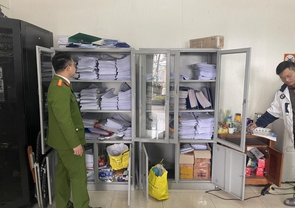 Lực lượng chức năng thục hiện việc kh&amp;aacute;m x&amp;eacute;t tạiTrung t&amp;acirc;m Đăng kiểm 29-15D