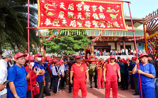 Kiệu B&amp;agrave; được rước từ miếu B&amp;agrave; Thi&amp;ecirc;n Hậu ở th&amp;agrave;nh phố mới chuẩn bị &amp;ldquo;xuất du&amp;rdquo;