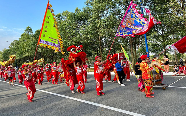 C&amp;aacute;c đo&amp;agrave;n l&amp;acirc;n sư rồng tham gia trong h&amp;agrave;nh tr&amp;igrave;nh rước kiệu B&amp;agrave;