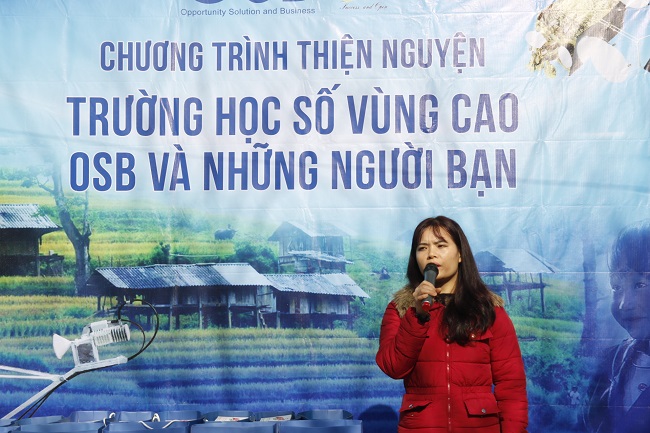 B&amp;agrave; Nguyễn Thu Lan - Ph&amp;oacute; hiệu trưởng trường mầm non Hoa Huệ ph&amp;aacute;t biểu tại lễ b&amp;agrave;n giao