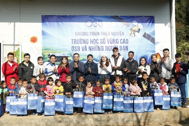 Đại diện l&amp;atilde;nh đạo OSB trao qu&amp;agrave; cho c&amp;aacute;c ch&amp;aacute;u học sinh tại điểm trường H&amp;aacute;ng &amp;Aacute;, x&amp;atilde; Hồ Bốn, huyện M&amp;ugrave; Cang Chải, tỉnh Y&amp;ecirc;n B&amp;aacute;i