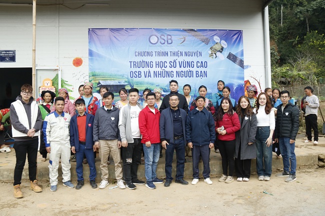 Đại diện Tập đo&amp;agrave;n OSB c&amp;ugrave;ng l&amp;atilde;nh đạo x&amp;atilde; Hồ Bốn, gi&amp;aacute;o vi&amp;ecirc;n trường mầm non Hoa Huệ c&amp;ugrave;ng đội ngũ kỹ thuật chụp ảnh lưu niệm tại điểm trường H&amp;aacute;ng &amp;Aacute;