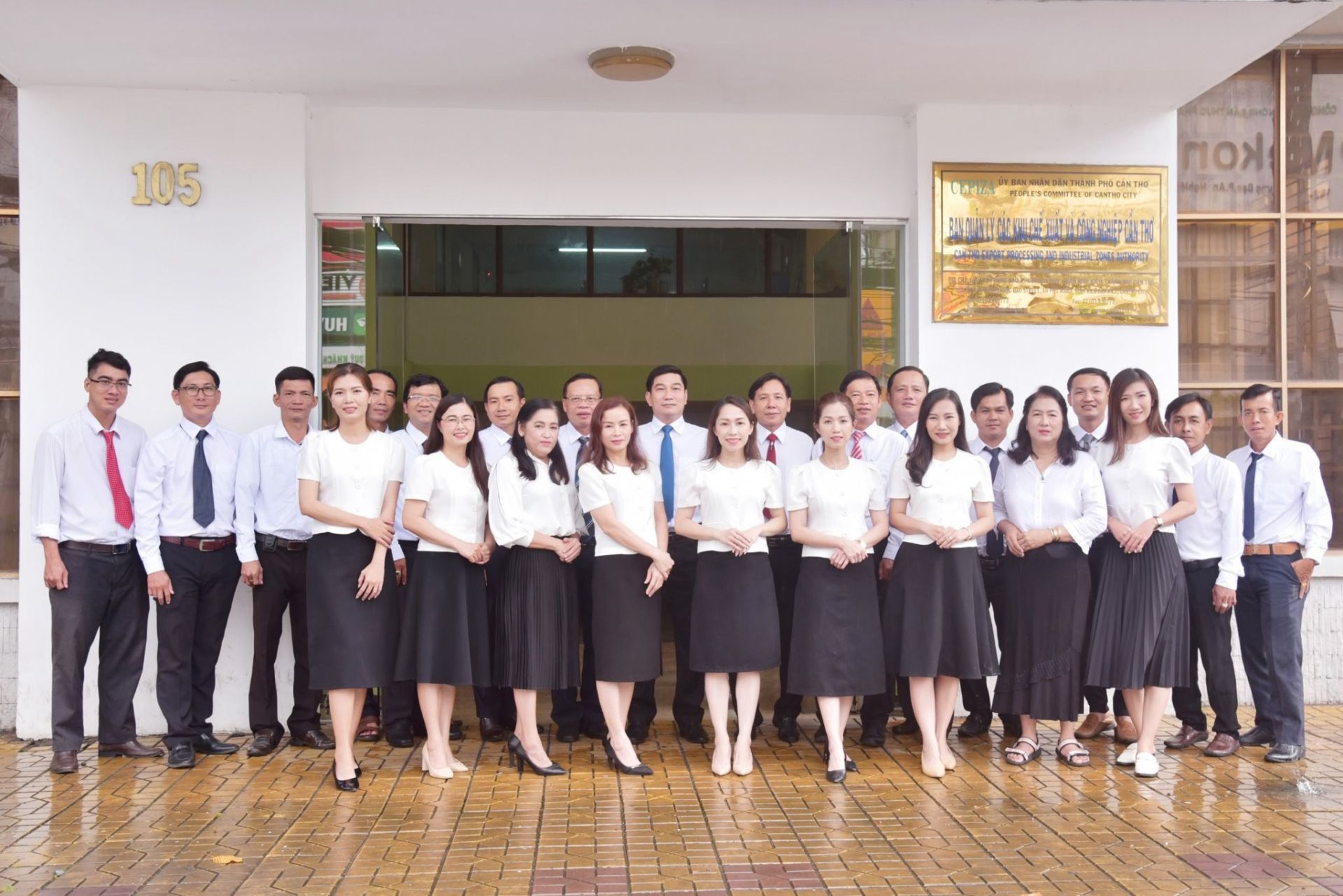 Tập thể L&amp;atilde;nh đạo, C&amp;aacute;n bộ CNV chức BQL C&amp;aacute;c Khu chế xuất v&amp;agrave; c&amp;ocirc;ng nghiệp Cần Thơ.