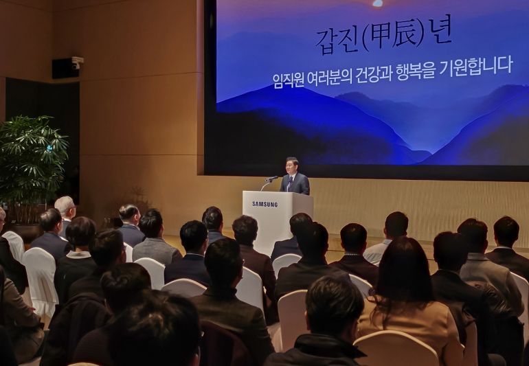 Đồng Gi&amp;aacute;m đốc điều h&amp;agrave;nh của Samsung Electronics Co. Han Jong-hee (tr&amp;ecirc;n bục ph&amp;aacute;t biểu) gửi th&amp;ocirc;ng điệp năm mới tại trụ sở ch&amp;iacute;nh của c&amp;ocirc;ng ty ở Suwon, ph&amp;iacute;a nam Seoul, v&amp;agrave;o ng&amp;agrave;y 2 th&amp;aacute;ng 1 năm 2024, trong bức ảnh n&amp;agrave;y do c&amp;ocirc;ng ty cung cấp.(Ảnh KH&amp;Ocirc;NG B&amp;Aacute;N) (Yonhap)